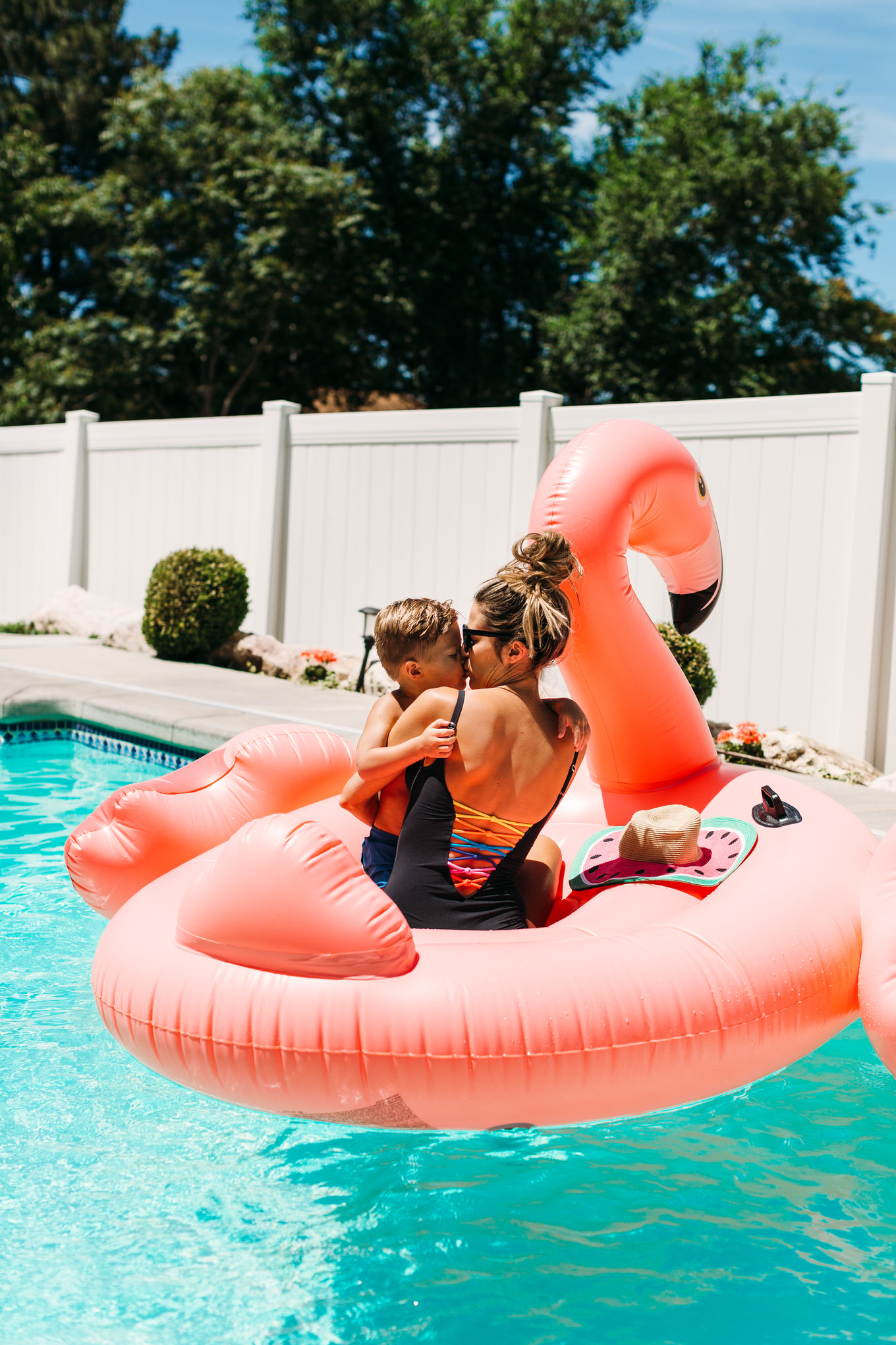 floatie kisses